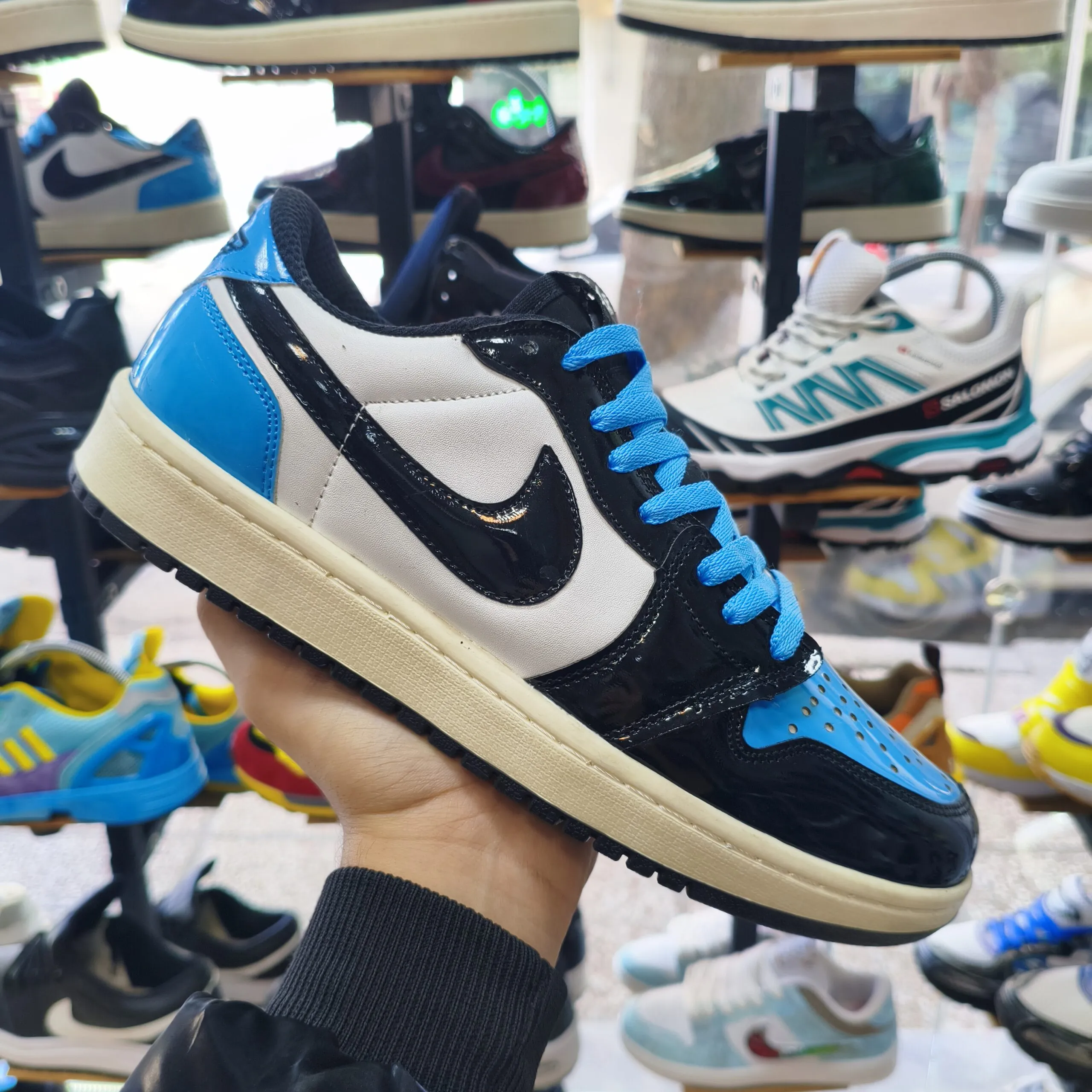 کتونی نایک جردن مشکی آبی رویه ورنی ضد خط و خش با زیره طبی و سیستم Air