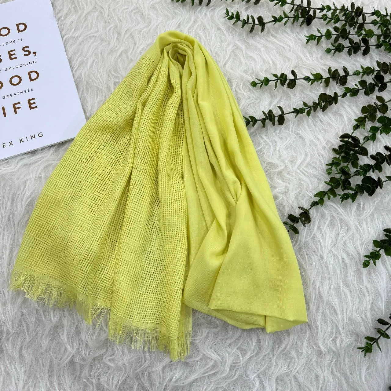 شال حاشیه توری نخی قواره بزرگ 180x65 سانتیمتر مناسب استفاده روزمره بدون پرز و دون دون شدن
