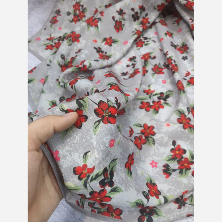 روسری نخ کاستوم طرح چیچک گل سرخ طوسی قواره بزرگ 140 سانتیمتر
