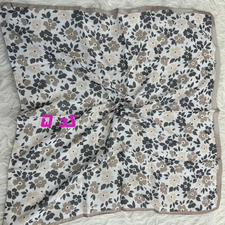 مینی اسکارف نخی نسکافه ای طرح دار قواره 65 در 65 سانتی متر