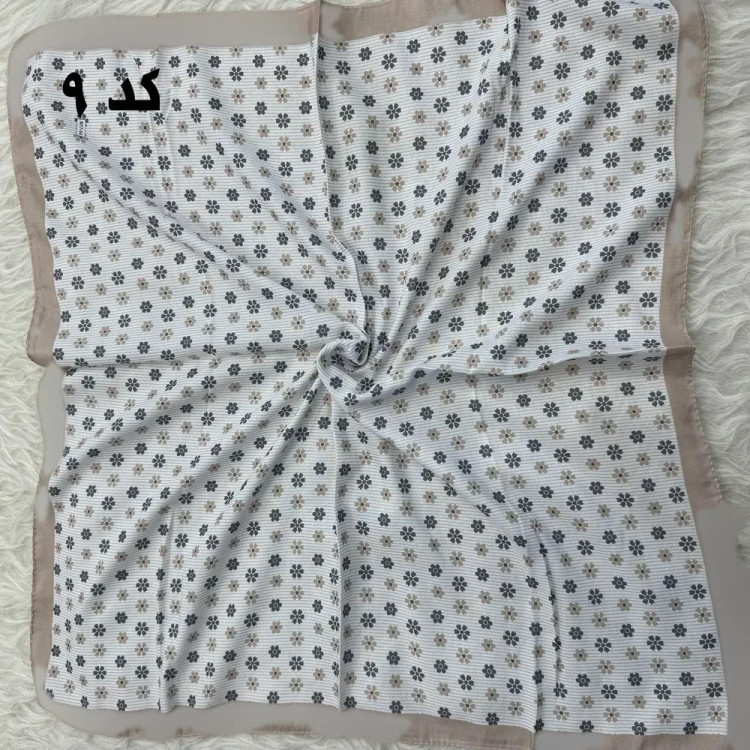 مینی اسکارف نخی نسکافه ای طرح دار قواره 65 در 65 سانتی متر
