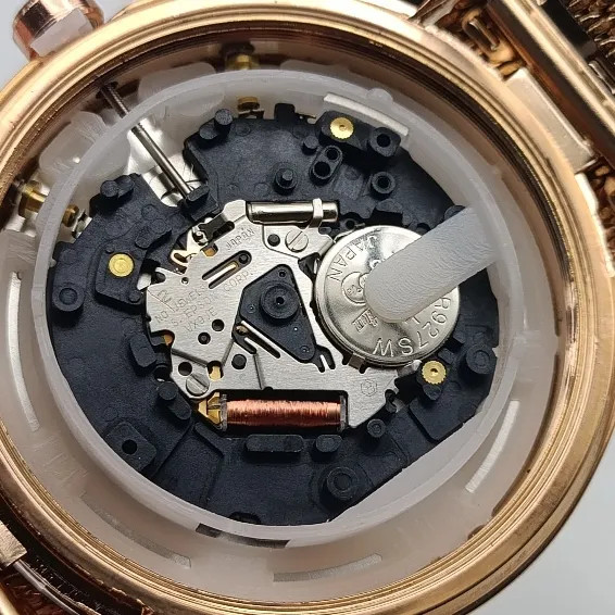 ساعت مچی زنانه بلیزر رزگلد صفحه سفید بند حصیری تقویم دار فول تایم موتور میوتا ژاپن